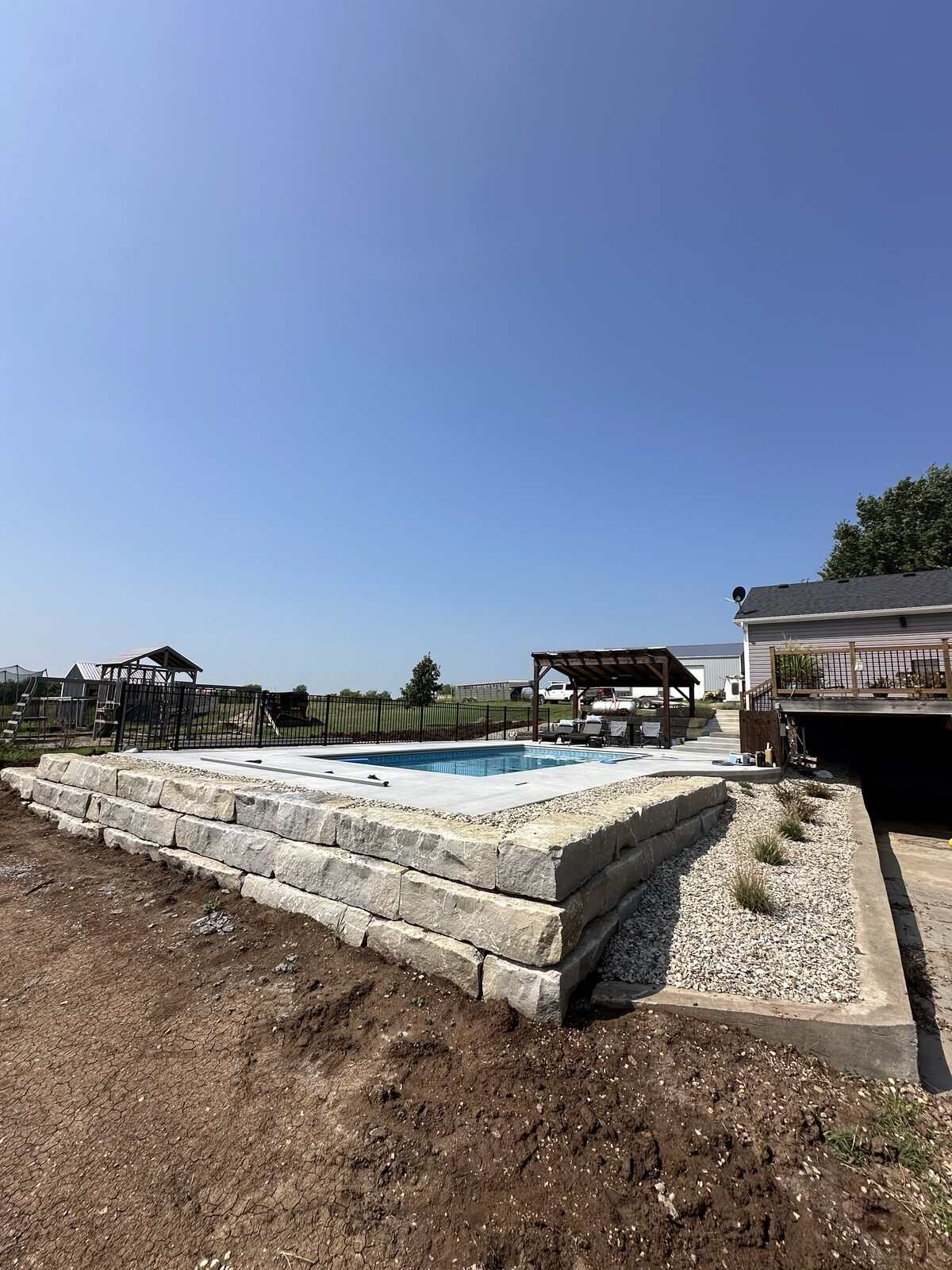Premium Gray Horizon ledge stone beside a pool