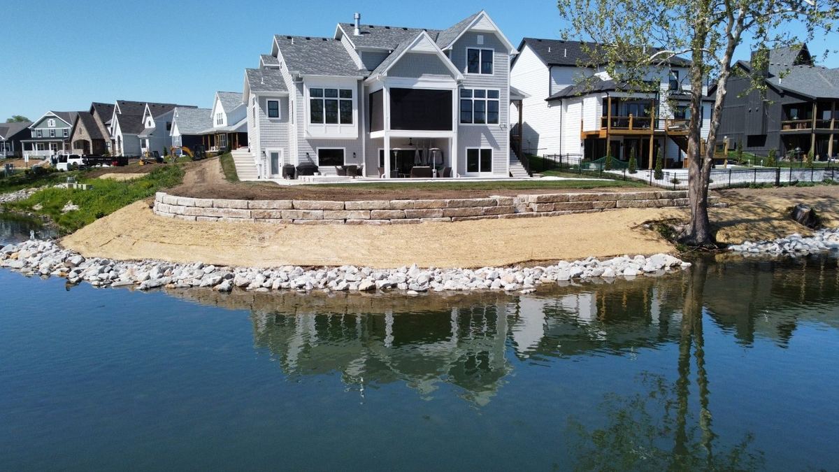 14" Premium Natural Tan retaining wall at a lakeside home