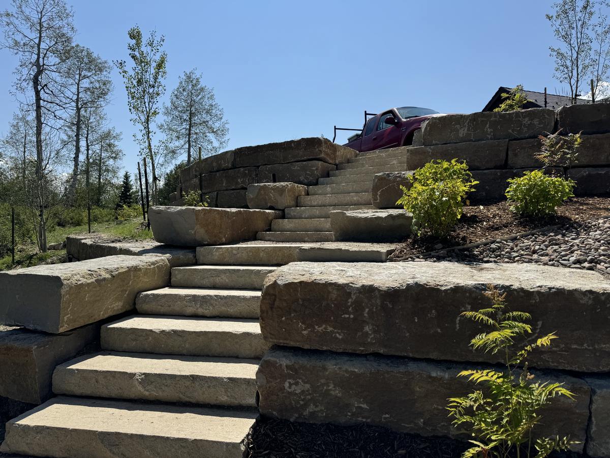 14" Premium Natural Tan limestone wall with sawn limestone steps