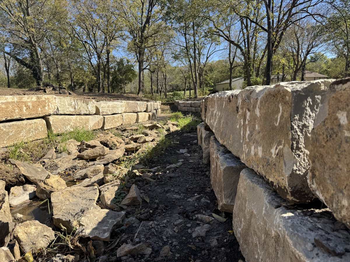 Sundown Ledge creek-bed walls, low view along the channel